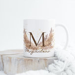 Taza De Café Monograma moderno Boho Pampas Glam Fx Purpurina Mo<br><div class="desc">Elegante arreglo boho de pasto y ramas secas de pampas con un falso efecto purpurina,  nombre de personalizable y monograma para un regalo personalizado para cualquier ocasión.</div>