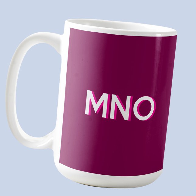 Taza De Café Monograma moderno Colocación inicial Sombra oscura (Modern drop shadow typography personalized monogram initials coffee cup in dark cherry magenta pink)