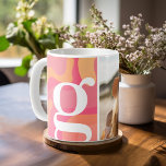 Taza De Café Monograma moderno - Curvas retro orgánicas - Foto<br><div class="desc">Un diseño moderno con curvas orgánicas en tonos rosa,  coral y mandarina. Personalice esta taza de café con un monograma y una foto. Para colmo,  agrega una foto para hacer un gran regalo. Si necesita ajustar las imágenes o monogramas,  haga clic en la herramienta personalizar para realizar cambios.</div>