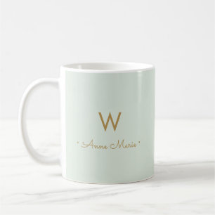 Taza De Café Monograma moderno de guión de oro verde sabio