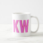 Taza De Café Monograma moderno de sombra roja rosa personalizad<br><div class="desc">Sip en estilo con esta moderna taza monográfica con un diseño elegante de color rosa con un audaz efecto de sombra roja. Personalizada con sus iniciales, esta taza combina el estilo contemporáneo con un toque de elegancia. La impresionante combinación de colores y la tipografía minimalista lo convierten en una pieza...</div>