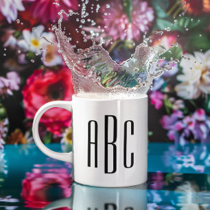 Taza De Café Monograma moderno de tres letras negro