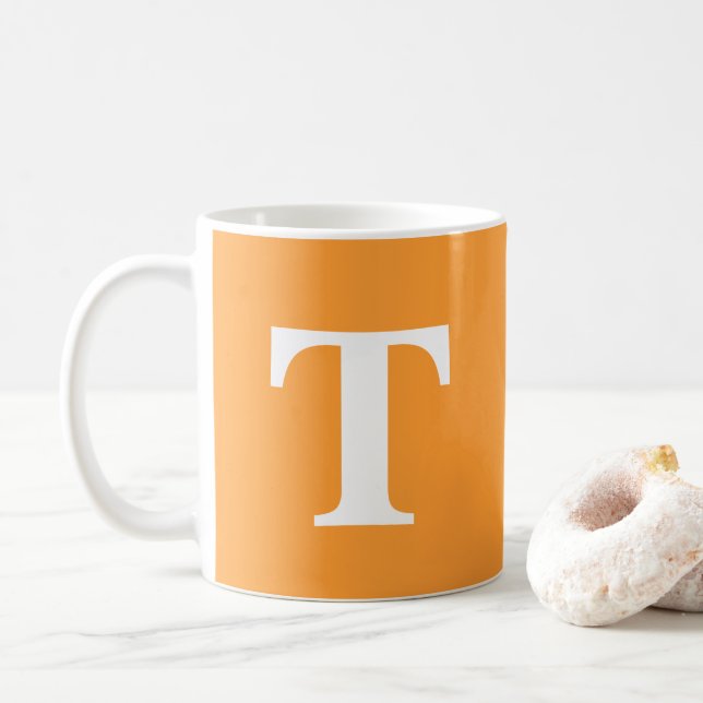 Taza De Café Monograma moderno sólido y elegante naranja person (Con donut)