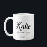 Taza De Café Monograma moderno y mínimo de la dama de honor tip<br><div class="desc">Nuestro moderno tazón de café minimalista y tipográfico es un regalo perfecto para darle a su dama de honor. El diseño presenta el nombre de la dama de honor como un estilo de escritura moderno. con el mosaico de la fiesta de boda y la fecha del boda. Al otro lado...</div>