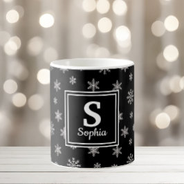 Taza De Café Monograma negro con copos de nieve blancos navidad