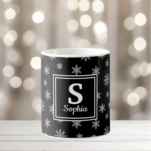 Taza De Café Monograma negro con copos de nieve blancos navidad (Subido por el creador)