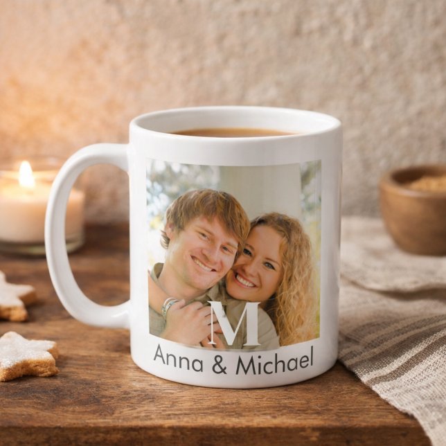 Taza De Café Monograma Overlay Luxe (“Elevated monogram mug design with bold serif initial overlay for modern everyday style.”)