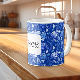 Taza De Café Monograma, Patrón de Hojas Tropicales Azul Cobalto