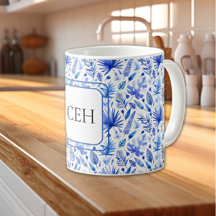 Taza De Café Monograma, patrón de hojas tropicales en azul coba