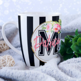 Taza De Café Monograma personalizado de flores rosadas y rayas 