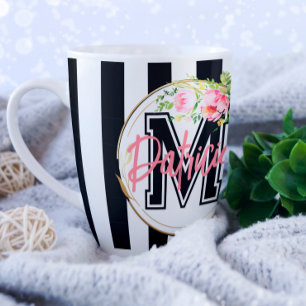 Taza De Café Monograma personalizado de flores rosadas y rayas