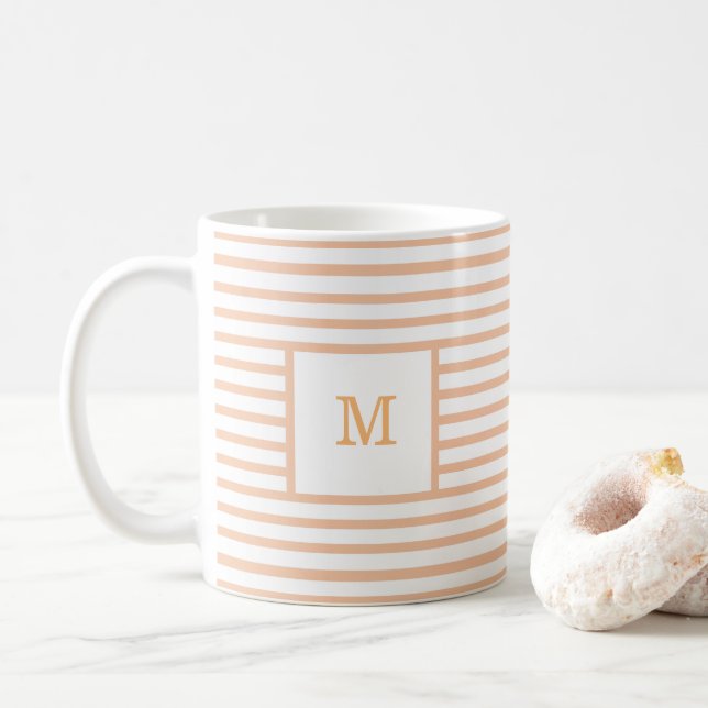 Taza De Café Monograma Personalizado de franjas beiges y blanca (Con donut)