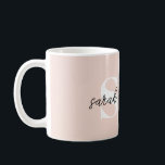 Taza De Café Monograma personalizado moderno Rosa<br><div class="desc">Monograma personalizado moderno Nombre café rosa Mug</div>