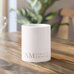 Taza De Café Monograma Personalizado Rosa Inicial Y Nombre<br><div class="desc">Disfruta de tus bebidas favoritas con estilo con nuestro Monograma Minimalista Personalizado Pastel Pink Mug. Con un suave fondo rosa pastel, este elegante tazón está adornado con un lujoso monograma inicial y su nombre personalizado con una letra moderna. Perfecto para el café, té o chocolate caliente, esta taza combina funcionalidad...</div>