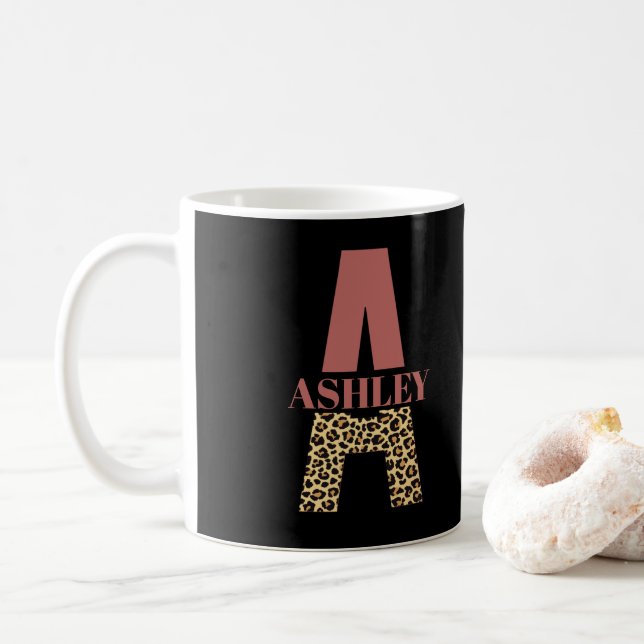 Taza De Café Monograma personalizado Una huella de leopardo ros (Con donut)