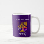 Taza De Café Monograma Púrpura HANUKKAH<br><div class="desc">Elegante, elegante tazón de café HANUKKAH, diseñado con una falsa menorah de oro, la colorida estrella de David y el dreidel de color plateado más PERSONALIZABLE MONOGRAM y GREETING en hebreo, para que puedas añadir tus iniciales y crear tu propio saludo. En el fondo hay un sutil patrón de baldosas...</div>