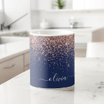 Taza De Café Monograma Purpurina azul de la marina de oro rosa<br><div class="desc">Oro Rosa - Purpurina de espuma azul rosada y marina de Rubor Cepilló el nombre Metalizado del Monograma y la copa de café inicial o taza. Esto hace que el dulce perfecto cumpleaños 16, boda, ducha de novia, aniversario, ducha de bebé o fiesta de soltera sea regalo para alguien que...</div>
