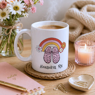 Taza De Café Monograma Retro de Enfermera Arcoíris