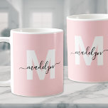 Taza De Café Monograma rosa Rubor elegante moderno<br><div class="desc">Personalizado Moderno Feminine Rubor Rosa Nombre Inicial Monograma Café Mug. Esta elegante taza presenta una inicial azul sobre un suave fondo rosa de color negro, complementada con un elegante nombre de escritura negro. El monograma se muestra en ambos lados, añadiendo una moda, un toque personalizado desde cada ángulo. Con su...</div>