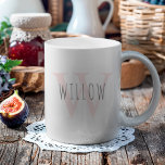 Taza De Café Monograma rosa simple personalizado y moderno<br><div class="desc">Esta taza tiene un sutil monograma que es de color claro con tu nombre en un color más oscuro.</div>
