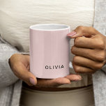 Taza De Café Monograma rosa y nombre personalizado | Personaliz<br><div class="desc">Añada un toque de elegancia a sus pertenencias con este diseño monograma rosa y nombre personalizado. Con un suave fondo rosa y un nombre o iniciales de personalizable, este diseño es perfecto para mostrar su estilo único. Ideal para regalos o uso personal, es versátil e intemporal. Ya sea un estuche...</div>