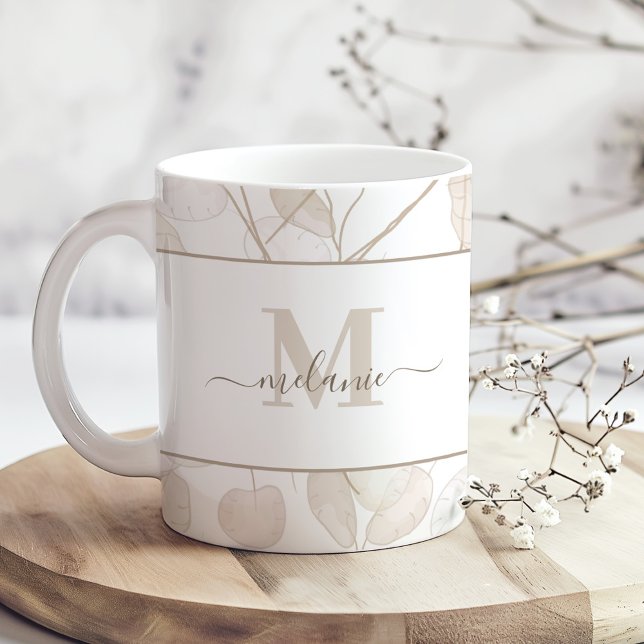 Taza De Café Monograma y nombre del Personalizado Neutral Lunar (Boho Neutral Lunaria Custom Monogram and Name Mug on a sunny boho wooden kitchen table.)