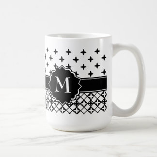 Taza De Café Monogramación de la hoja de cuatreil blanca negra