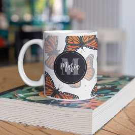 Taza De Café Monogramada de mariposa monarca moderna y elegante