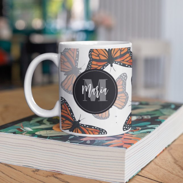Taza De Café Monogramada de mariposa monarca moderna y elegante (Subido por el creador)