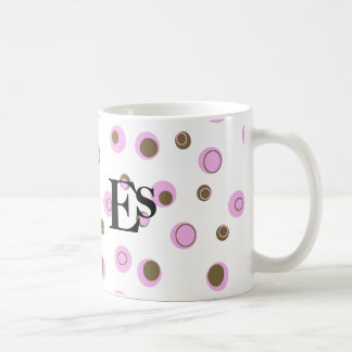 Taza De Café Monogramo de puntos de polka marrón rosa