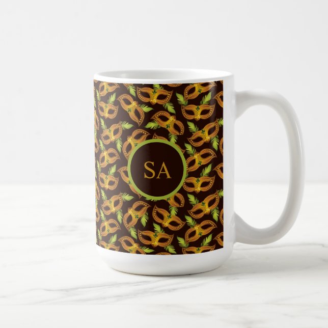 Taza De Café Monogramo Mardi Gras Máscara Dorada Plumas verdes (Derecha)