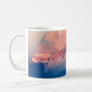 TAZA DE CAFÉ MONTAÑA CUBIERTA DE NIEVE A LA HORA DEL DÍA