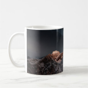 TAZA DE CAFÉ MONTAÑA CUBIERTA DE NIEVE BAJO CIELO AZUL DURANTE