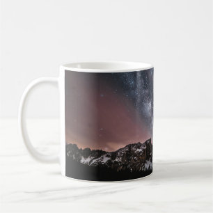 TAZA DE CAFÉ MONTAÑA CUBIERTA DE NIEVE BAJO NOCHE DE STARRY