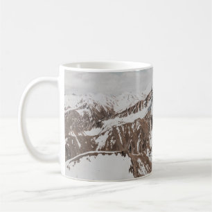 TAZA DE CAFÉ MONTAÑA CUBIERTA DE NIEVE BAJO NUBES BLANCOS DURAN