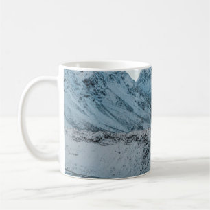 TAZA DE CAFÉ MONTAÑA CUBIERTA DE NIEVE CERCA DEL CUERPO DEL AG