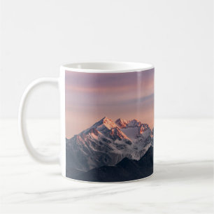 TAZA DE CAFÉ MONTAÑA CUBIERTA DE NIEVE DURANTE EL DÍA0