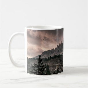 TAZA DE CAFÉ MONTAÑA DE LA PORTADA DE NIEVE DURANTE LOS CIELOS
