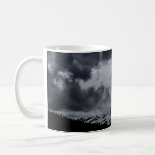 TAZA DE CAFÉ MONTAÑA DE NIEVE BAJO NUBES DRAMÁTICOS