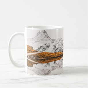 TAZA DE CAFÉ MONTAÑA ROCKY CAPPEADA DE NIEVE BAJO EL CIELO DE