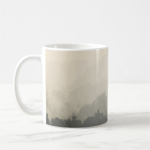 TAZA DE CAFÉ MONTAÑA RODEADA DE ÁRBOLES