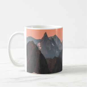 TAZA DE CAFÉ MONTAÑAS BLANCAS Y MARRÓN BAJO EL CIELO NARANJA