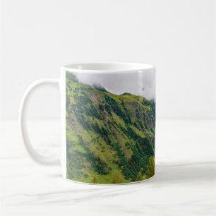 Taza De Café Montañas verdes cubiertas de bosques y prados verd