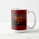 Taza De Café Moshe es Menorah<br><div class="desc">En la Torá Moshe Rabbenu se le dice: "Harás una Menora de oro puro, golpeada, la Menora será hecha, su base, su rama, sus goballes, sus pechos y sus flores serán martilladas de ella", y más tarde, "Mira, y construye, según su forma que te enseñan en la montaña". 25:40]. Rashi...</div>