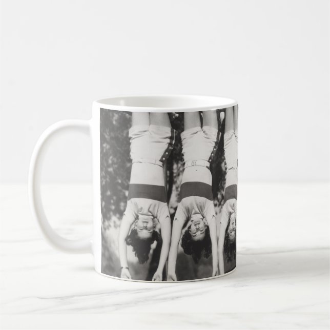 Taza De Café Mostrar chicas en bares de monos, diseño juguetón. (Izquierda)