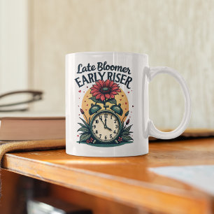 Taza De Café Motivación del ascenso temprano en un bloguero tar