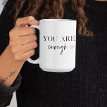 Taza De Café Motivación positiva que eres suficiente cita<br><div class="desc">¿Buscando un recordatorio diario de que eres suficiente? ¡Aquí lo encontrarás! Presentamos nuestros productos de presupuesto "Eres suficiente",  diseñados para proporcionar motivación positiva y animar tu espíritu cuando lo necesites. Con estos productos inspiradores,  puedes llevar consigo el mensaje de autoaceptación y amor propio dondequiera que vayas.</div>