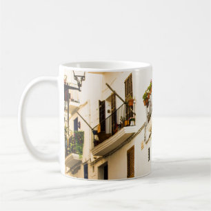 TAZA DE CAFÉ MOTOCICLETA NEGRA CERCA DEL EDIFICIO DE MURO BLANC