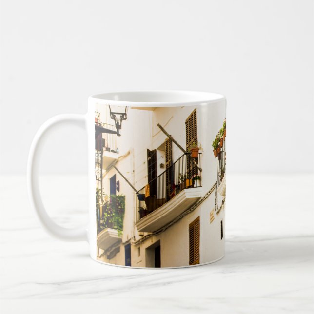 TAZA DE CAFÉ MOTOCICLETA NEGRA CERCA DEL EDIFICIO DE MURO BLANC (Izquierda)