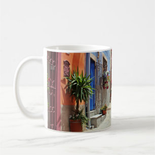 TAZA DE CAFÉ MOTOR BLANCO SCOOTER CERCA DEL EDIFICIO